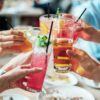 Znajomi wznoszący drinkami toast w restauracji w Lublinie